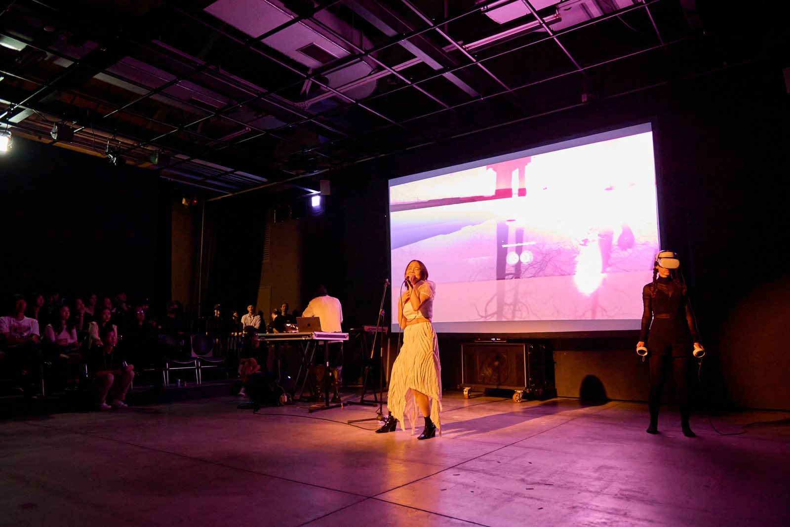 APRIL RED ft. SANDRINE DEUMIER 沉浸式互動影像表演